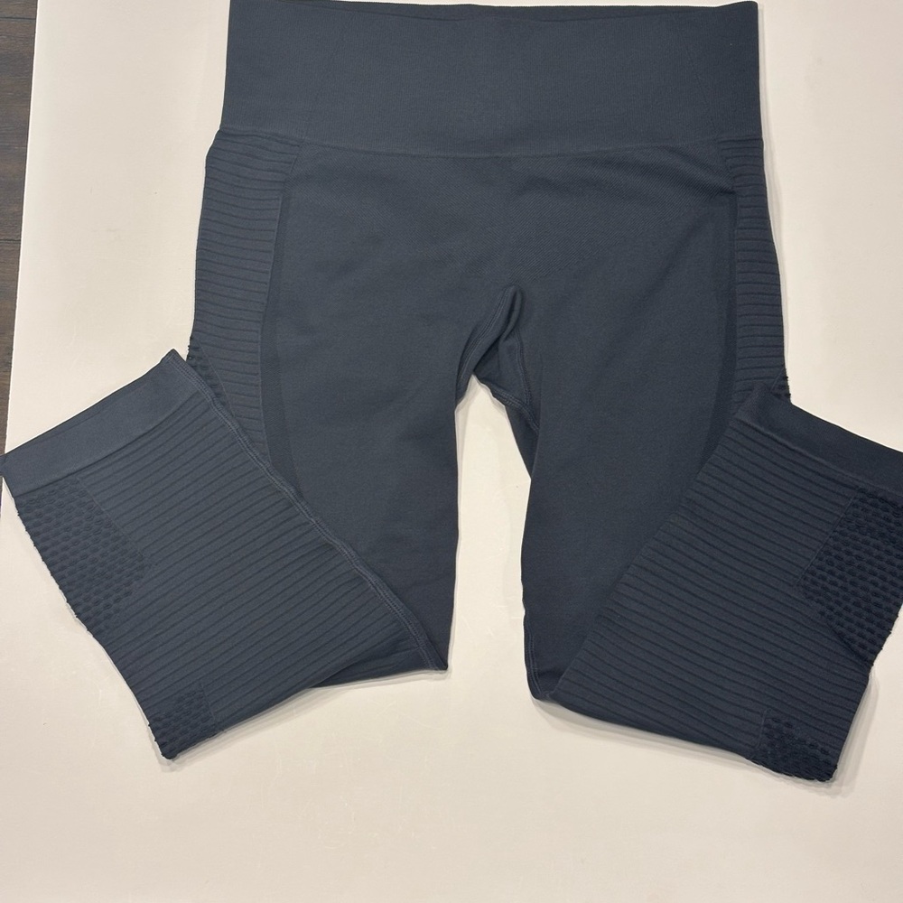 ZYIA LEGGINGS YOGA PANTS WOMEN SIZE LARGE
CROPPED DARK GRAY  COMPRESSION FEATURE